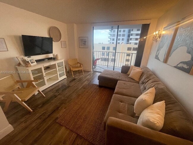 Building Photo - 2625 Collins Ave