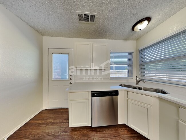 Foto del edificio - 607 Ashcrest Ct