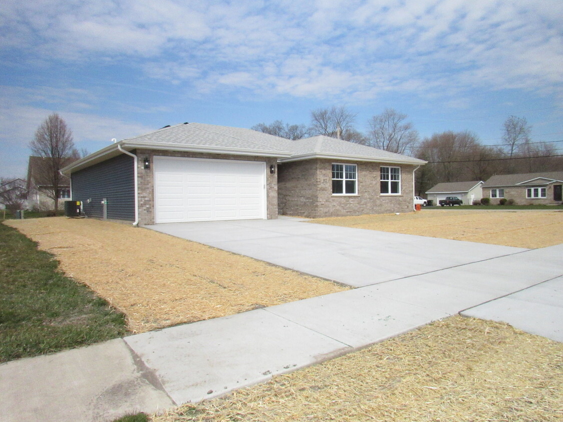 Primary Photo - 902 W Bergera Rd