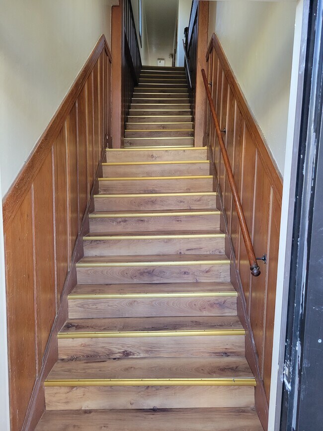 Up stairs apartment - 427 San Benito St