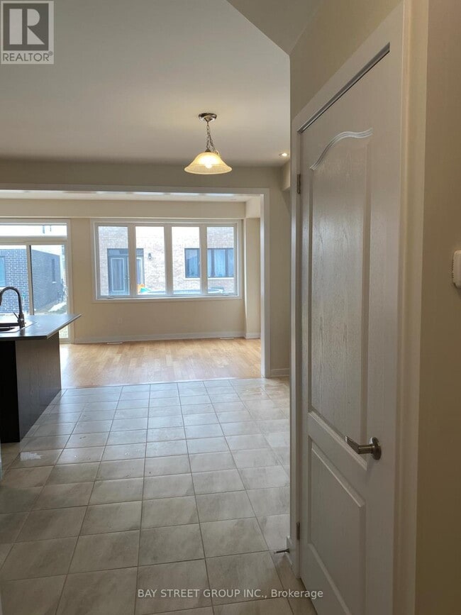 Building Photo - 215 Aviron Cres