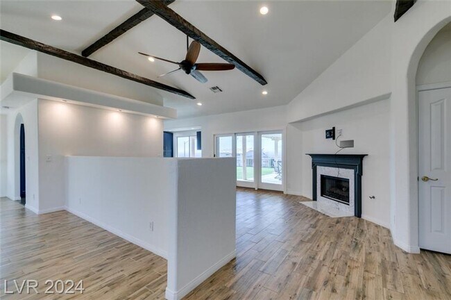 Foto del edificio - LUXURIOUS SINGLE STORY IN GATED COMMUNITY ...