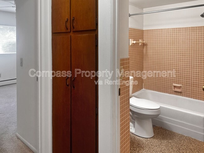 Building Photo - 2847 S Burdick St