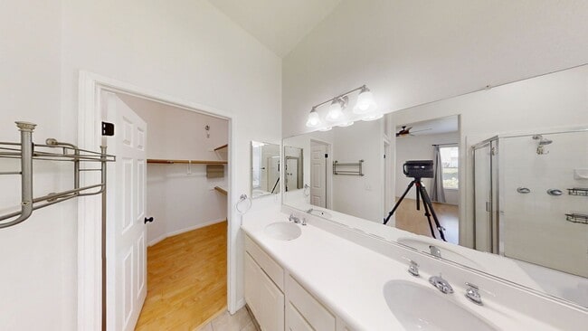 Building Photo - Beautiful 4 Bedroom Family Home