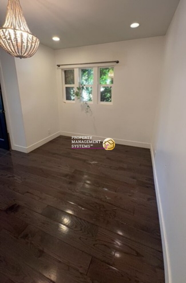 Foto del edificio - 1533 E Emerson Ave