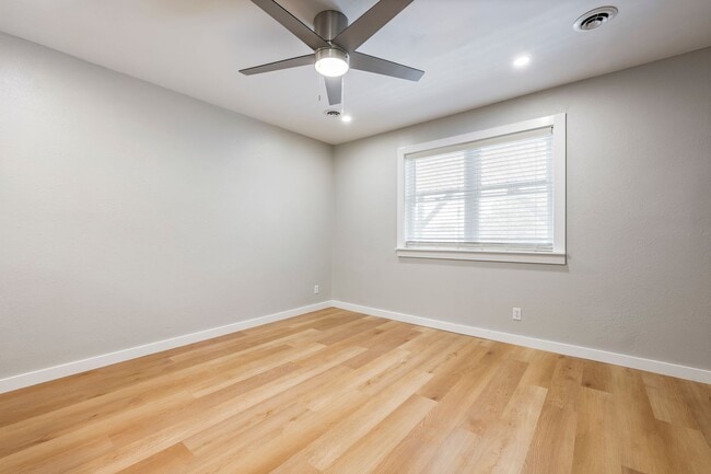 Building Photo - 811 N Pleasant St