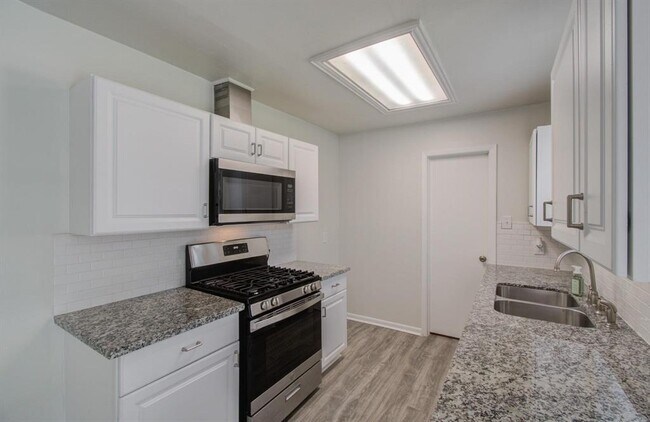 Building Photo - 15611 La Casa Ln