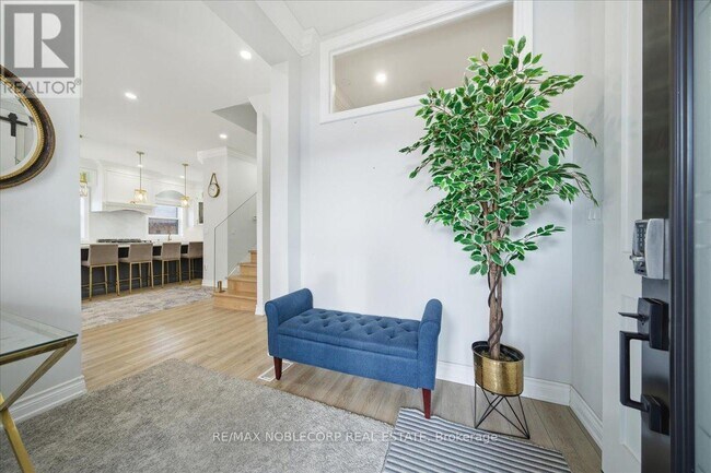 Building Photo - 18 Florida Crescent