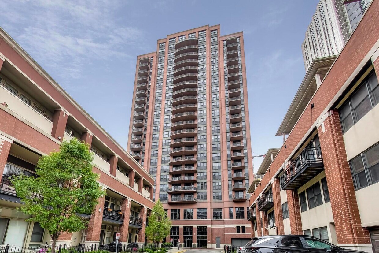 Foto principal - 330 N Jefferson St