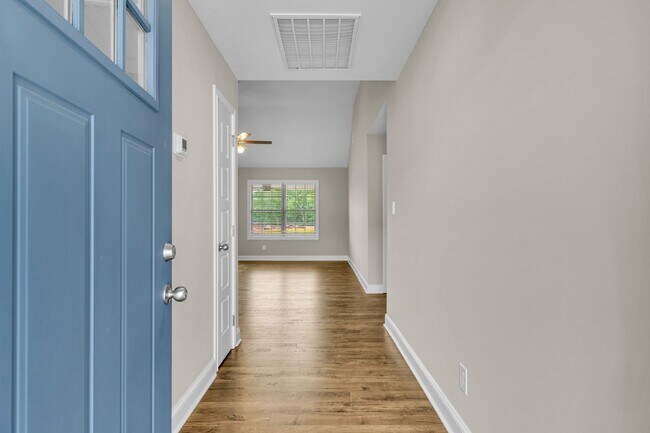 Foto del edificio - Charming 3 Bedroom Home with 2 Full Baths in Clarksville, TN - Don't Miss Out!