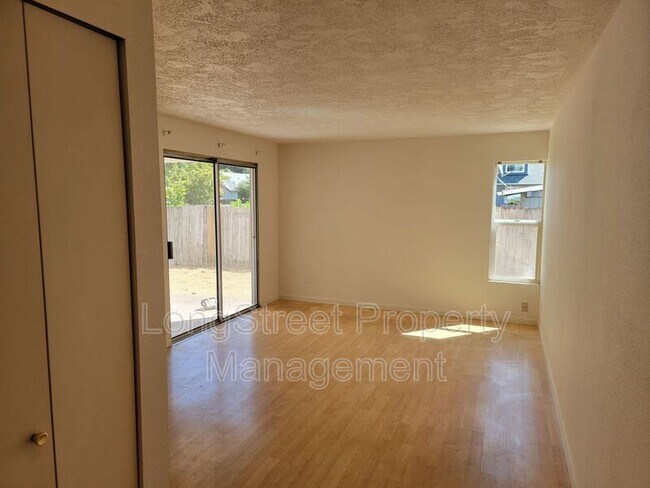 Building Photo - 627 3rd St