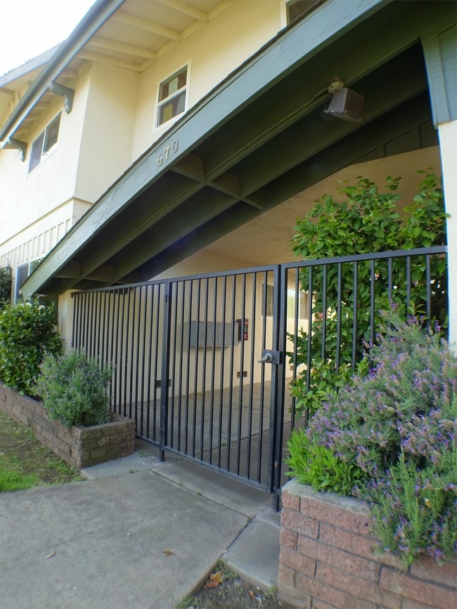 Building Photo - 670 E 5th Ave