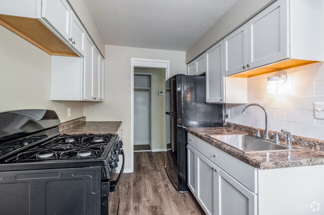 2BR, 1BA - 900SF - Kitchen - Premier Garden Apartments
