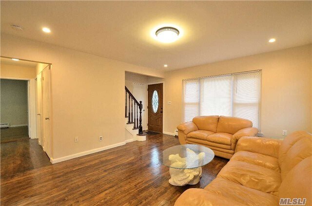Foto del edificio - 390 Old Country Rd