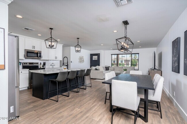 Foto del edificio - 8725 E Bonnie Rose Ave