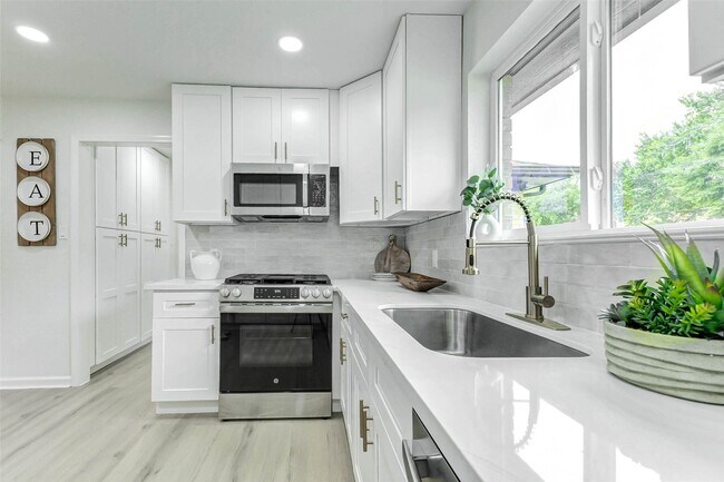 Foto del edificio - 3351 S Sutton Square