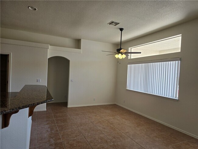 Foto del edificio - 2356 McCormick Blvd