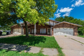 Building Photo - 2202 S White Oak Dr