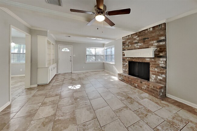Building Photo - 14922 Spring Lake Dr