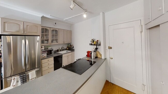 Building Photo - 145 Pinckney St