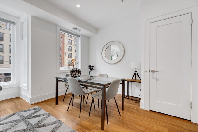 Foto del edificio - 904 H St NE