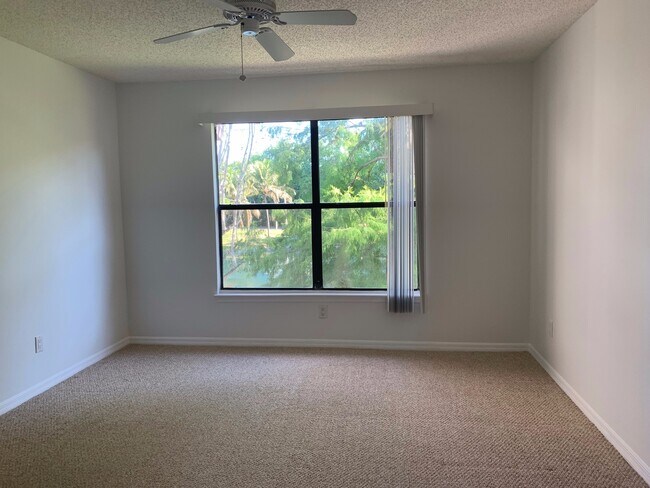 Building Photo - ANNUAL RENTAL - 2 BED/2 BATH SECOND FLOOR ...