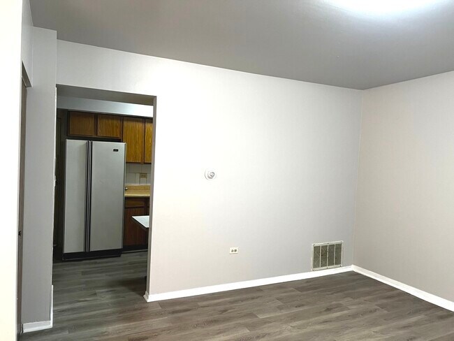 Building Photo - 2309 S Stewart Ave