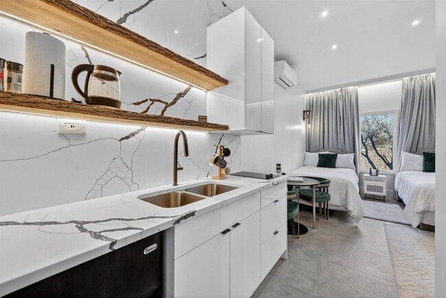 Foto del edificio - 443 Clove Rd