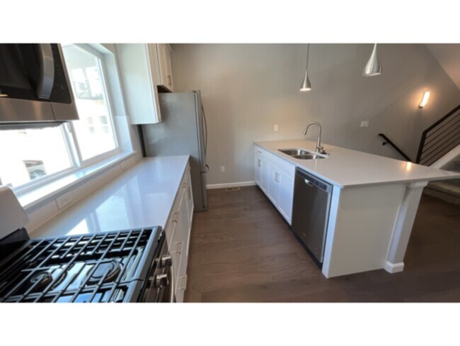 Building Photo - New three-story town home in revitalized I...