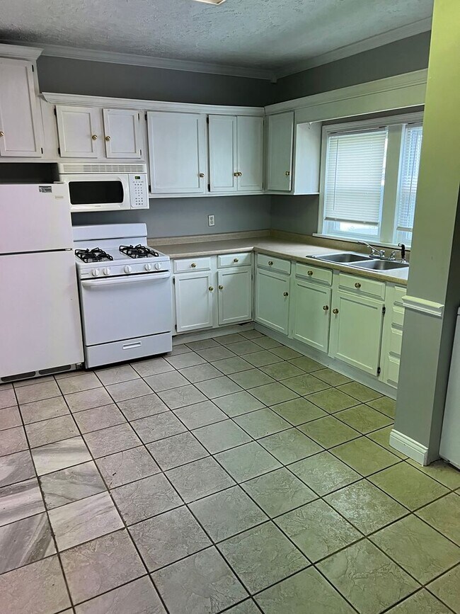 Building Photo - 2 Bedroom House