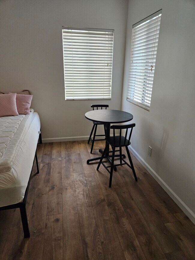 mesa para dos - 6043 Romaine St