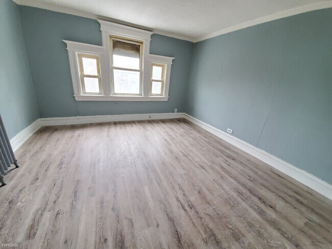 Foto del edificio - 1 br, 1 bath  - 45 Treacy Ave 3