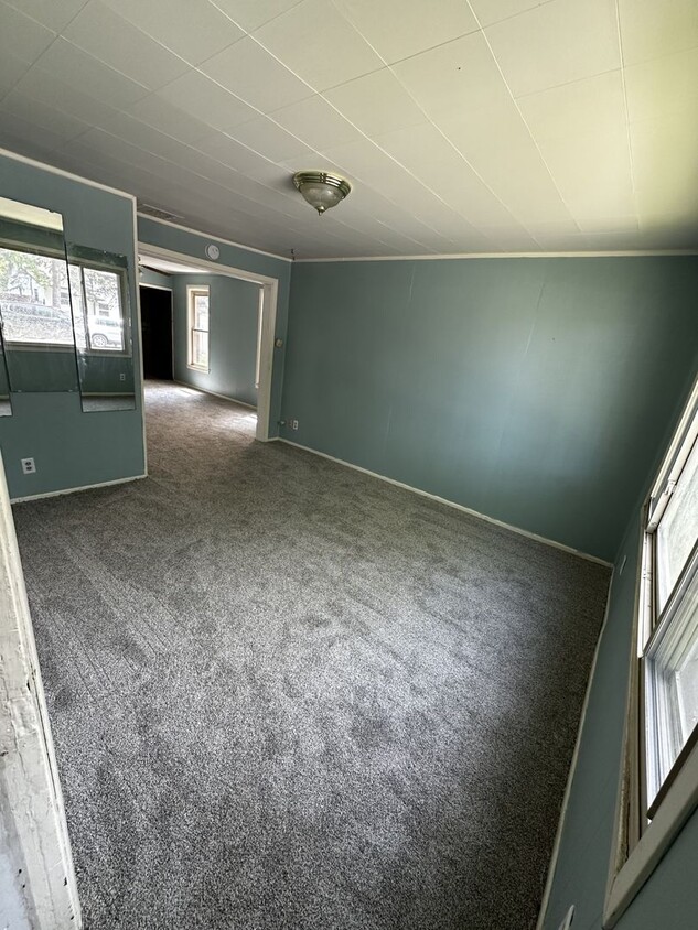 Primary Photo - 4 Bed, 1 Bath - 2 Stall Garage - Single Fa...