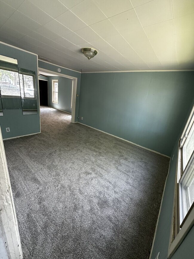 Foto del edificio - 4 Bed, 1 Bath - 2 Stall Garage - Single Family Home