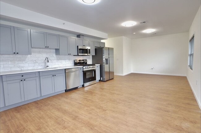 Building Photo - 143 Zabriskie St