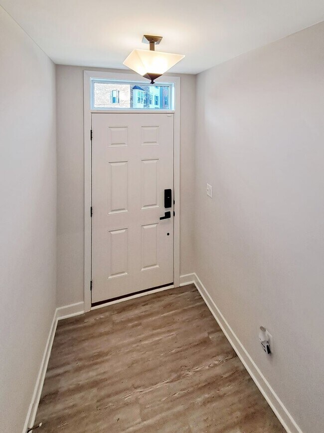 Foto del edificio - Short Term Lease-Gorgeous 3-Level Townhome...