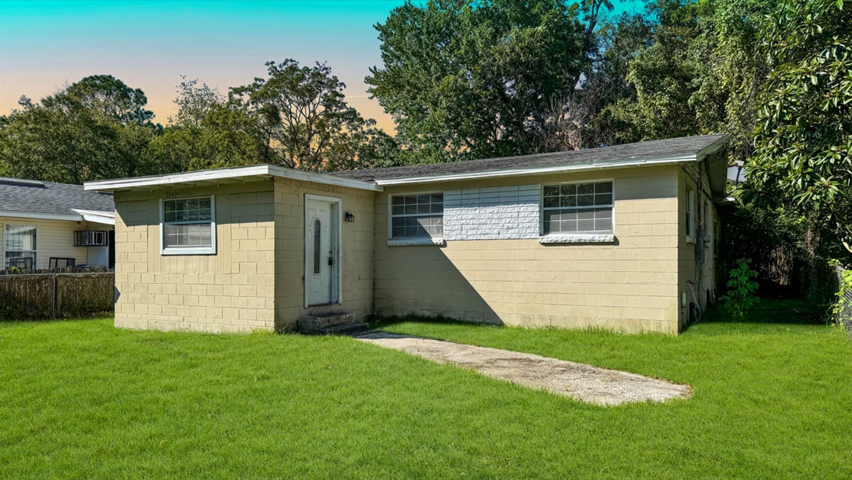Primary Photo - Large, spacious 5/2! Separate living dinin...