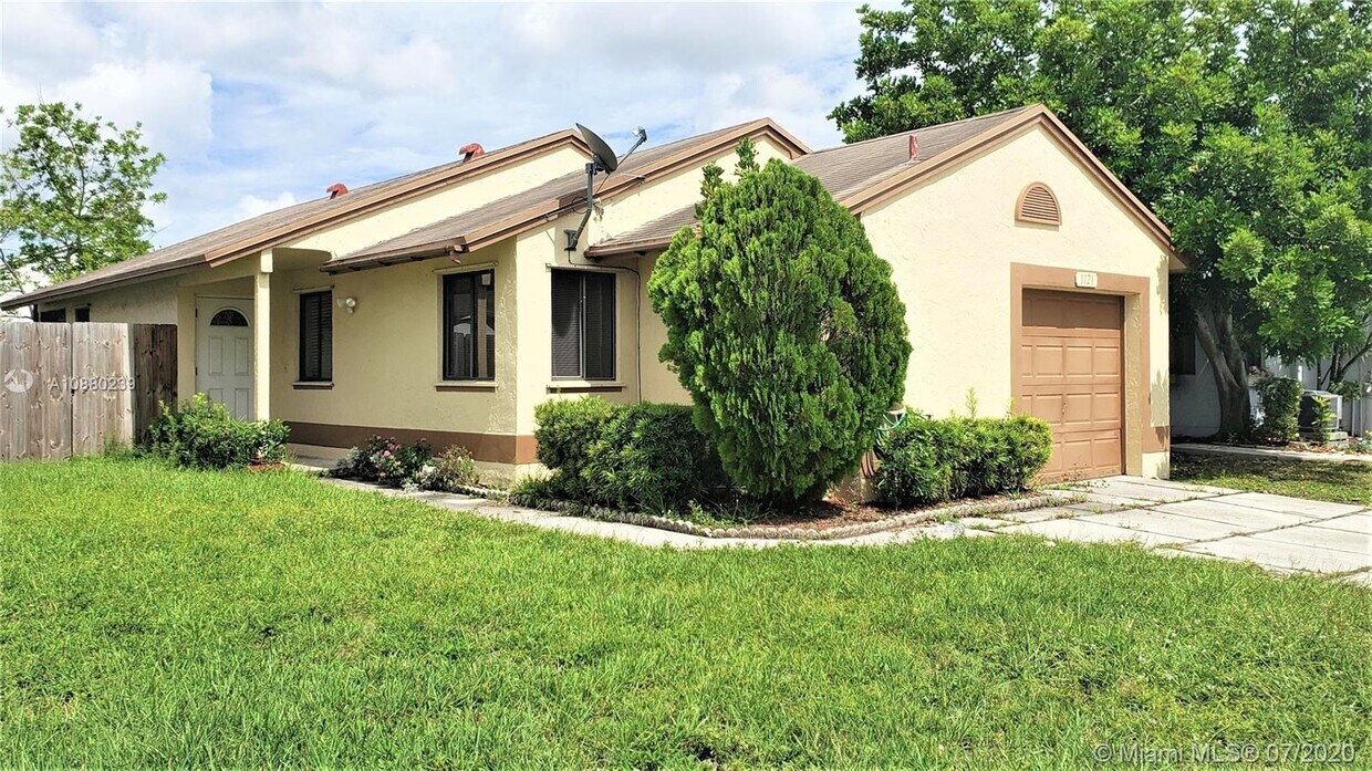 Primary Photo - 1121 SW 110th Ave