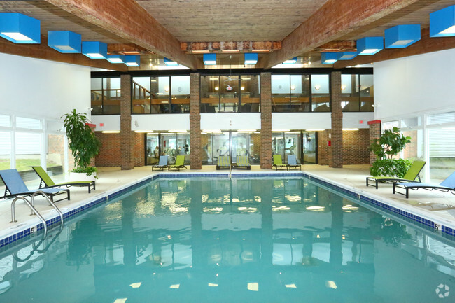 Piscina de interior - Village Green of Lansing