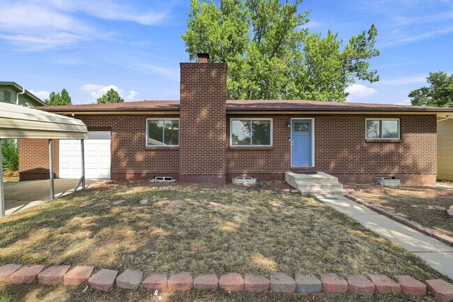 Building Photo - Updated 4bed 3bath with huge yard and garage + carport!