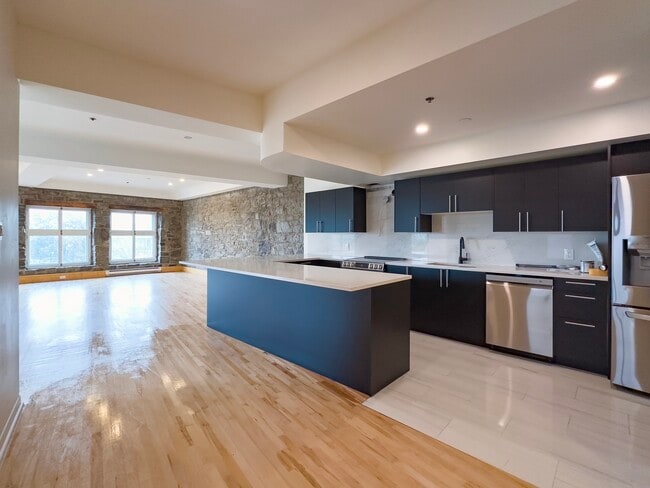 Building Photo - 36 Rue Saint-Paul E