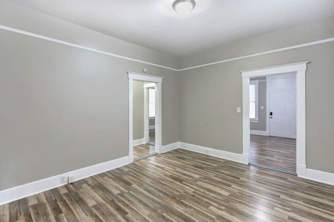 Building Photo - 660