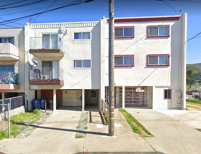 Building Photo - 693 Linden St