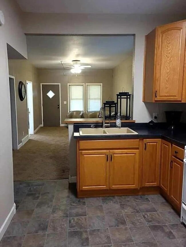 Building Photo - 3 Bedroom 1 Bathroom with Garage