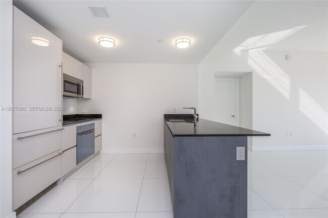Building Photo - 1010 Brickell Ave