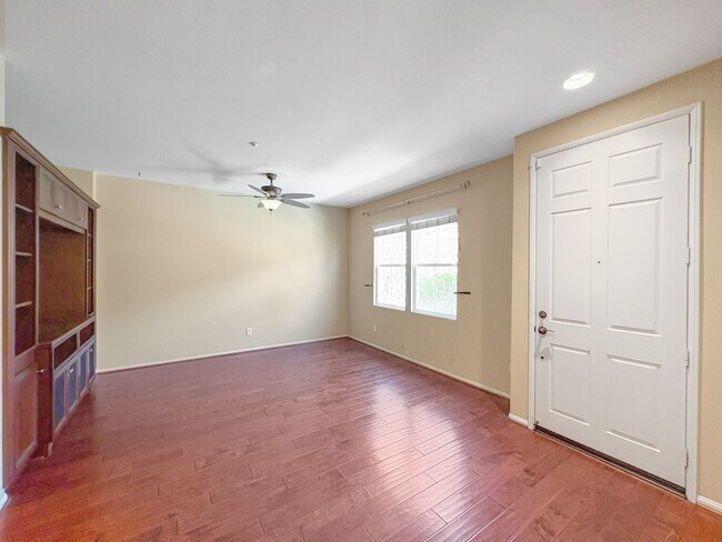 Building Photo - Beautiful 3B/2.5BA Townhome w/ Washer/Drye...