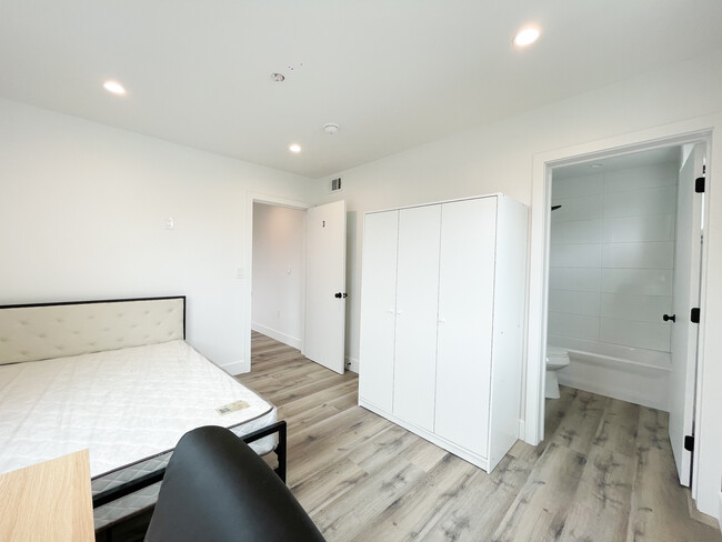 Building Photo - 1256 W 37th St