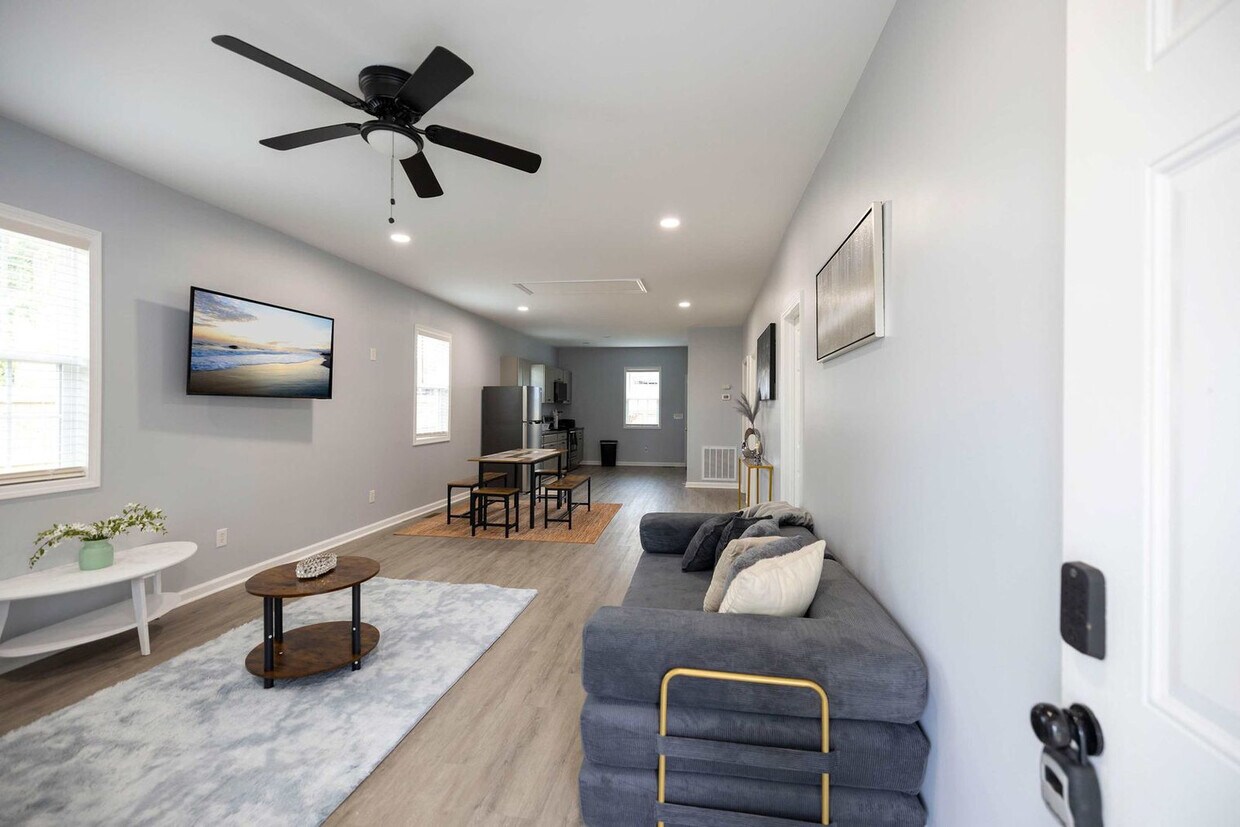 Foto principal - 1001 E Morehead St