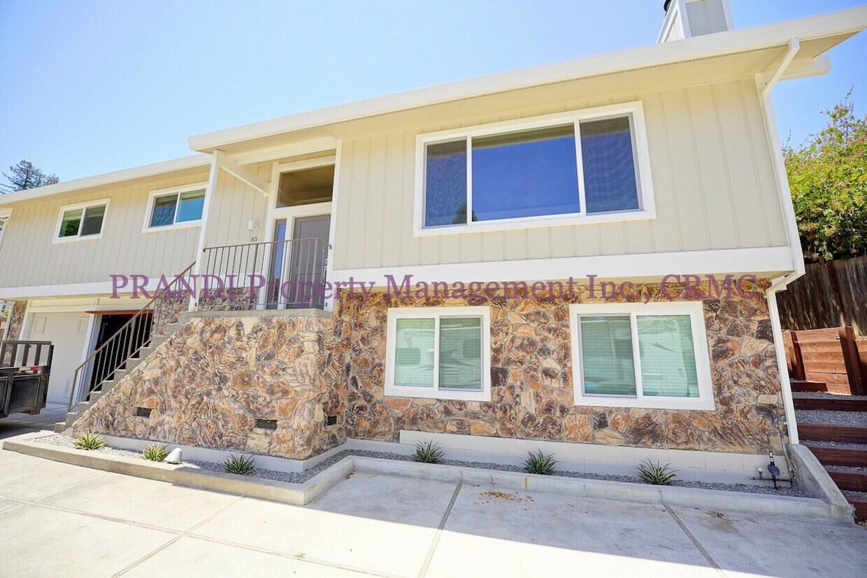 Foto principal - Completely Renovated Large Novato Home in ...