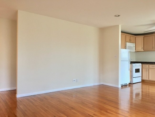Building Photo - 126 Gant Circle Unit E Streamwood, IL 60107